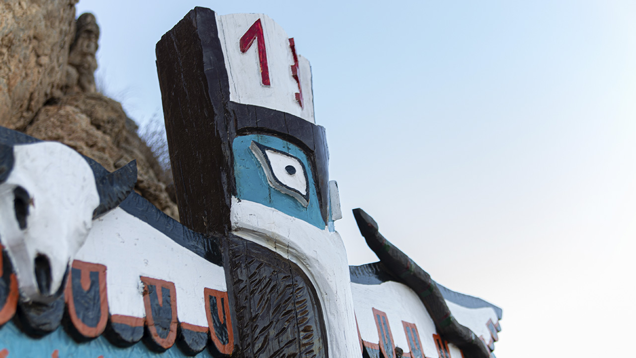 01-totem-pies-negros-ruta-tesoros-escondidos-turismo-roquetas-mar